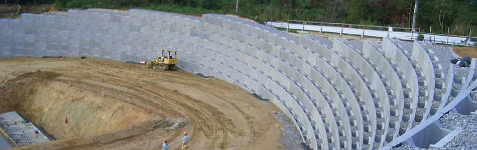豪雨災害にもバツグンの排水性能を発揮する擁壁　壁高10m＊延長23.5m